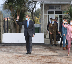 Sus Majestades los Reyes se despiden para trasladarse al Centro Rural Agrupado Mestra Clara Escuela de Pexegueiro